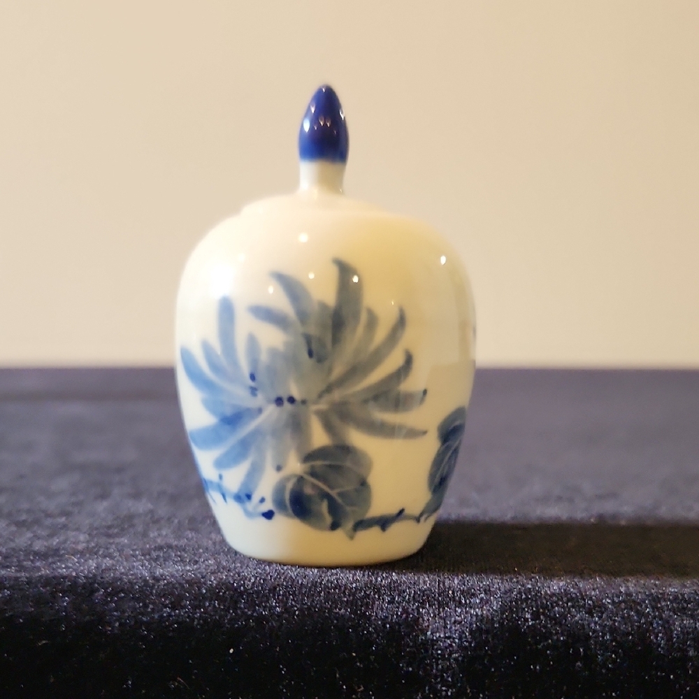Vietnamese Elegant Blue and White Ceramic tiny jar.